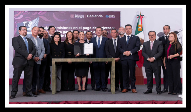 Presidenta firma acuerdo para reducir comisiones en pagos de gasolina y diésel con tarjetas y vales